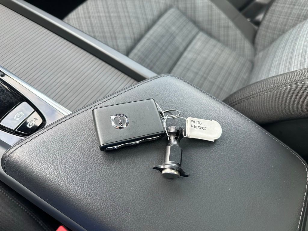 Used 2022 Volvo XC60 B5 Momentum image 32