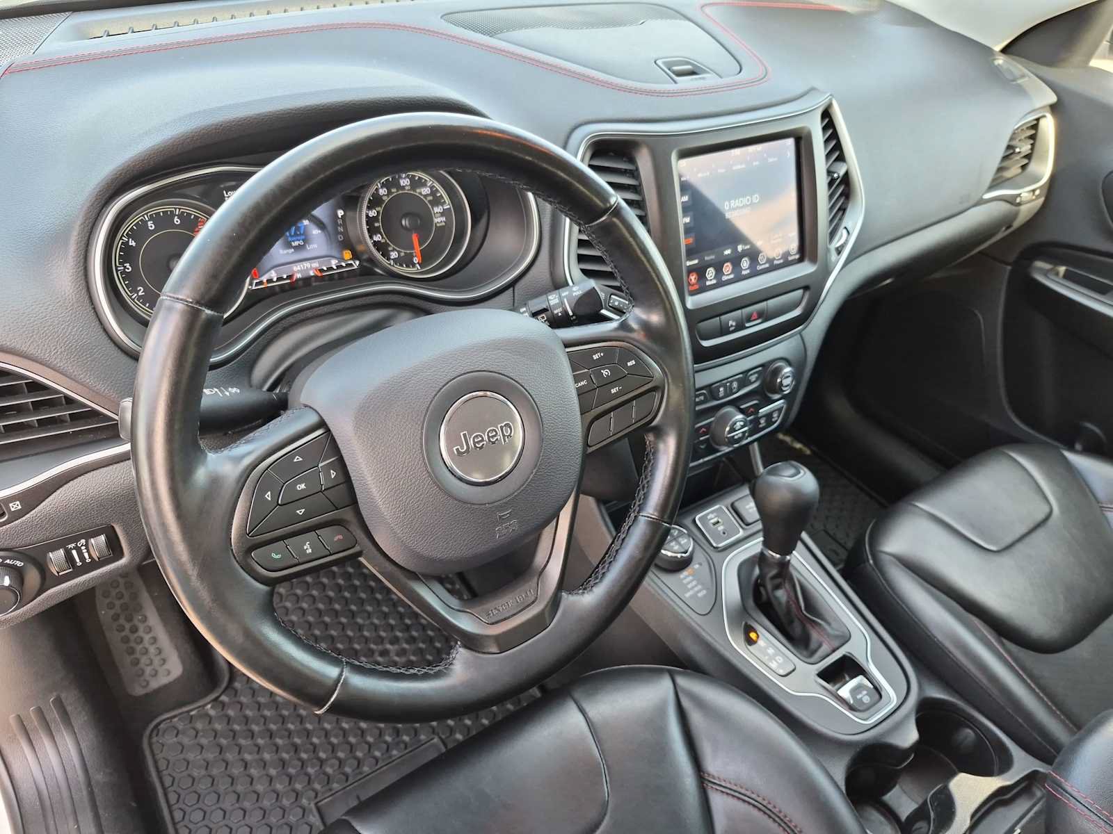 Used 2020 Jeep Cherokee Trailhawk w/ Cold Weather Group AWD/4WD image 2