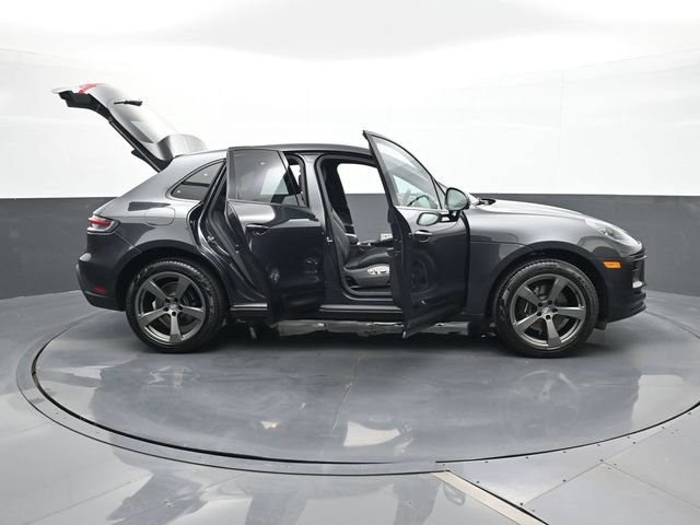 Certified 2025 Porsche Macan AWD/4WD image 33