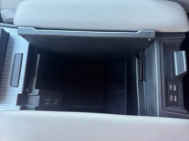 Used 2025 Toyota Sienna LE FWD image 25