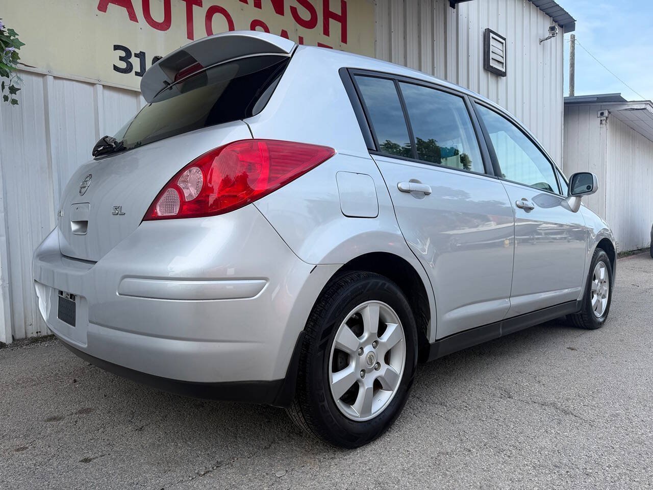 Used 2009 Nissan Versa Hatchback w/ Convenience Pkg FWD image 4