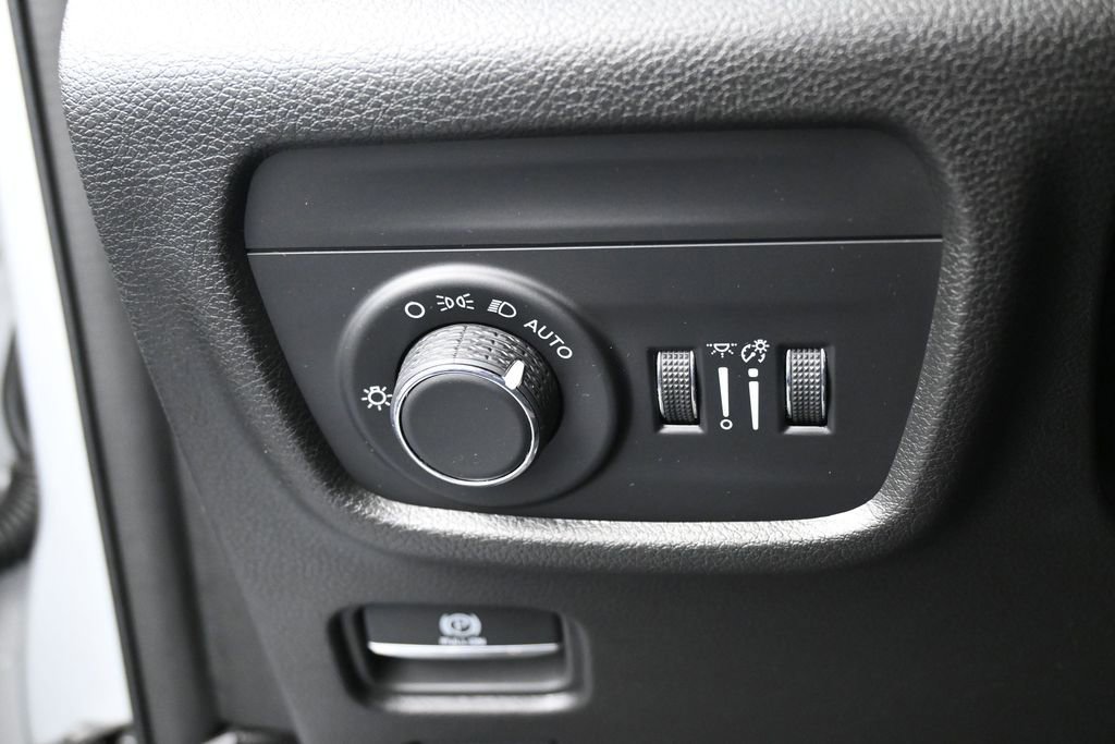 Used 2023 Jeep Grand Cherokee Altitude AWD/4WD image 33