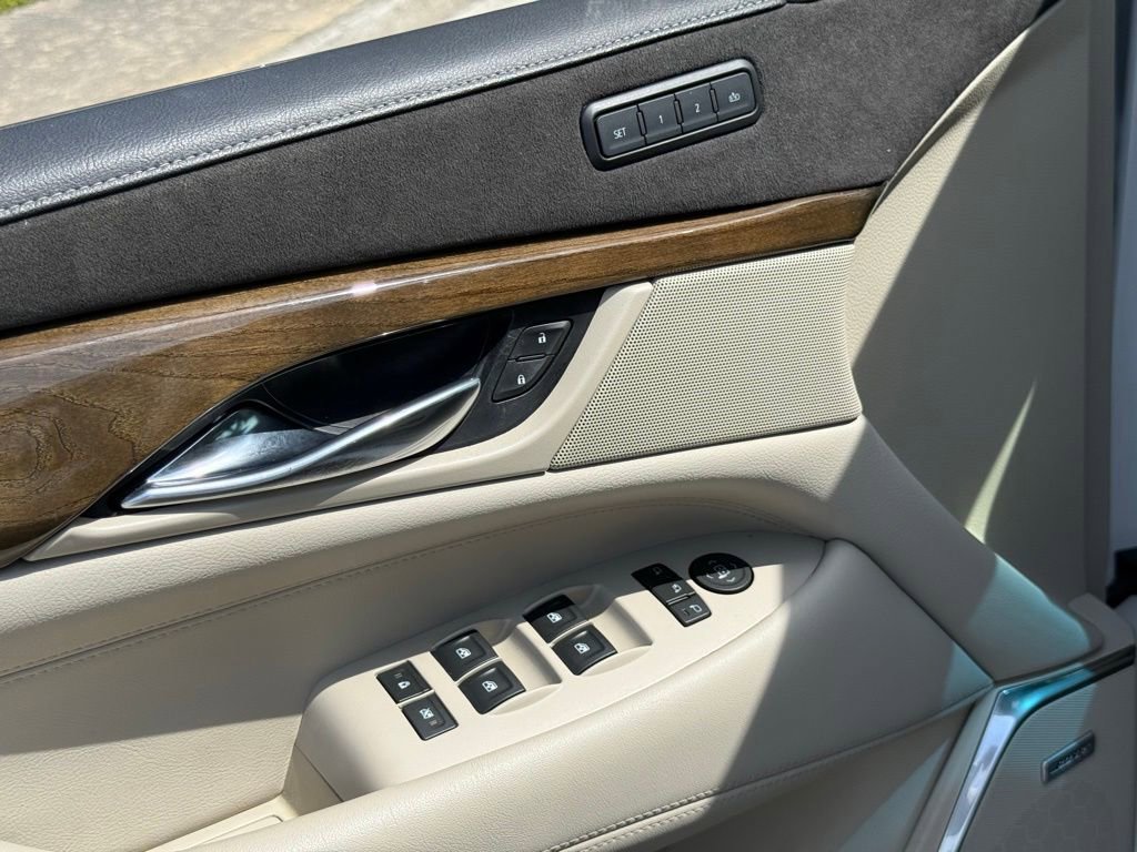 Used 2020 Cadillac Escalade Premium Luxury AWD/4WD image 29