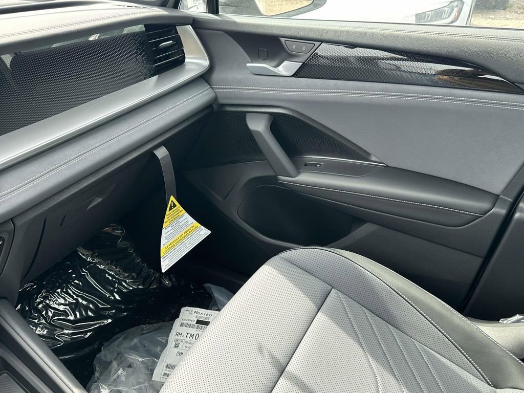 New 2026 Volkswagen Tiguan SE R-Line FWD image 25