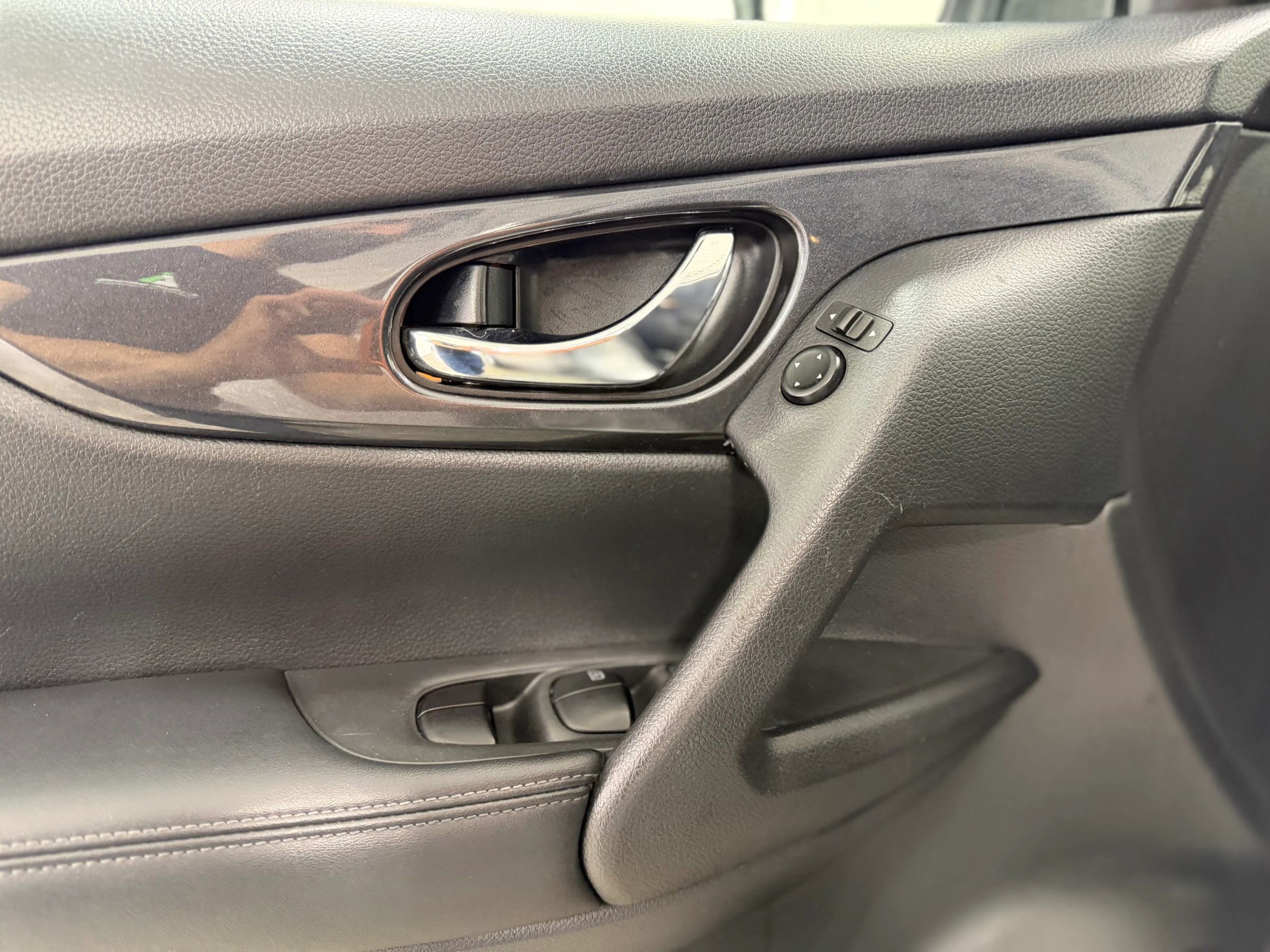 Used 2018 Nissan Rogue SV image 11