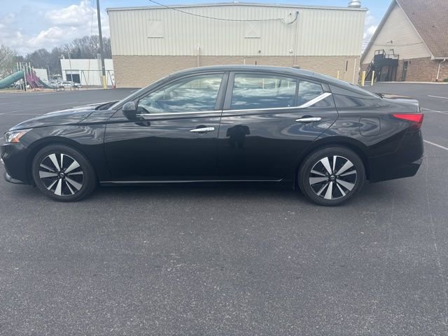 Used 2021 Nissan Altima 2.5 SV image 2