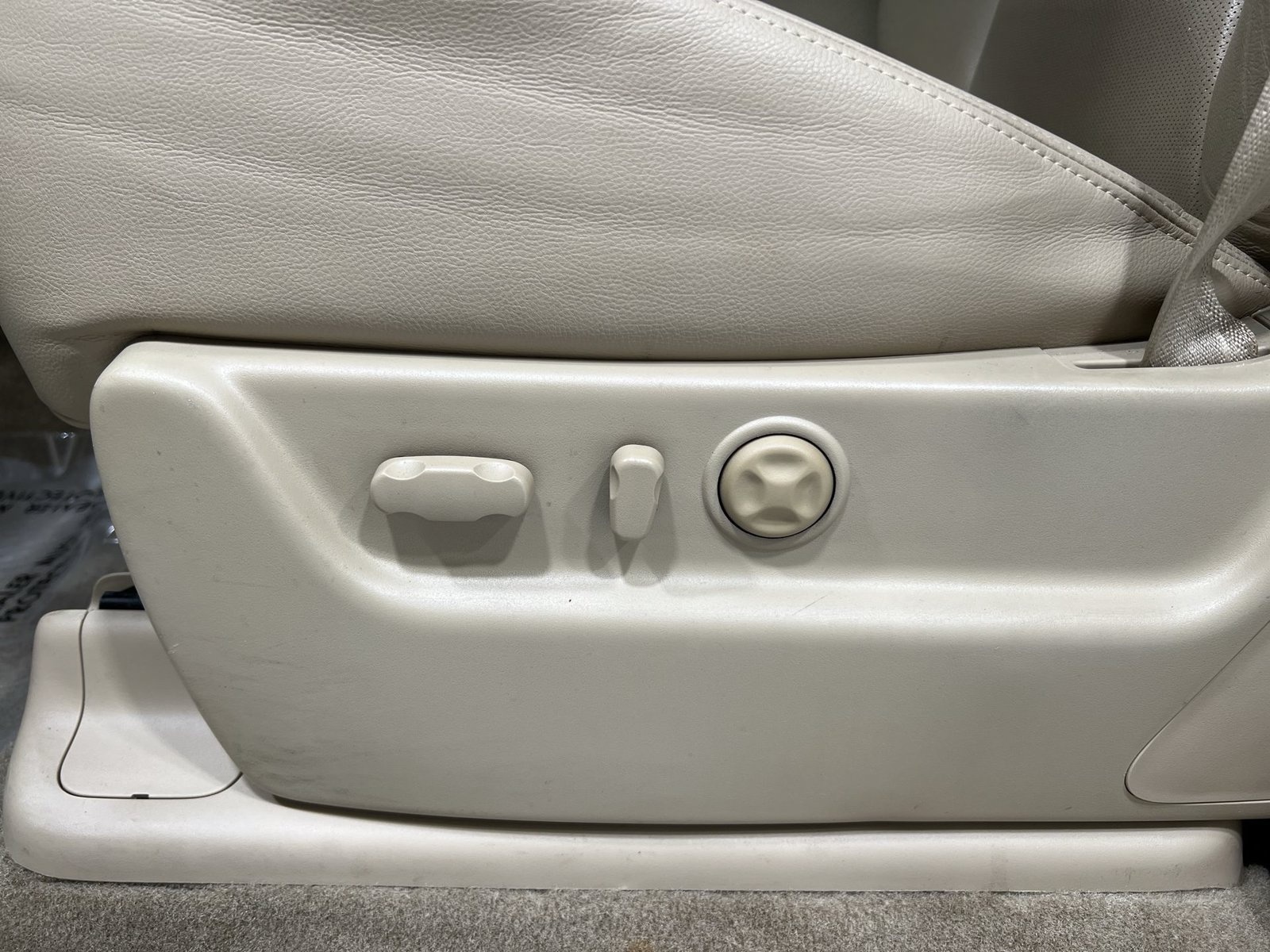 Used 2011 Chevrolet Avalanche LTZ RWD image 12