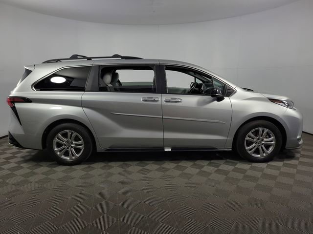 Used 2023 Toyota Sienna XSE w/ XSE Plus Package image 11
