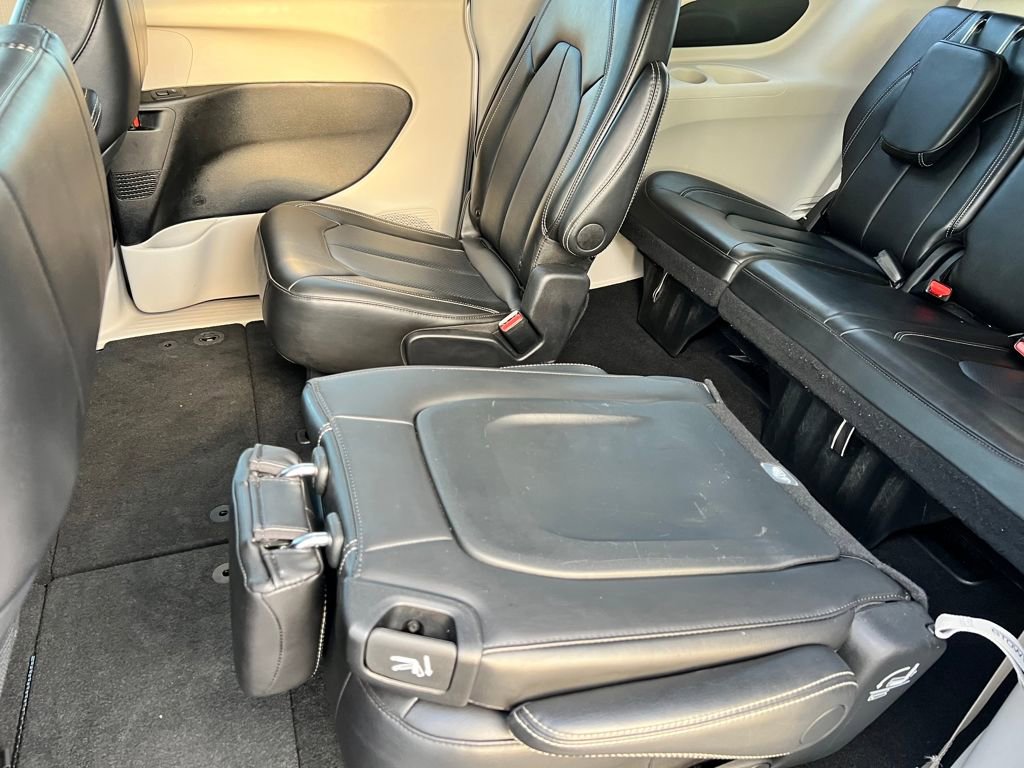 Used 2024 Chrysler Pacifica Touring-L image 11