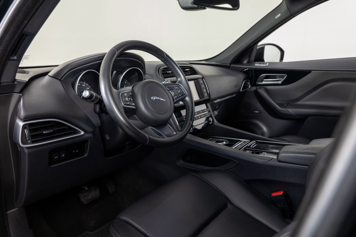 Used 2018 Jaguar F-PACE Premium image 12