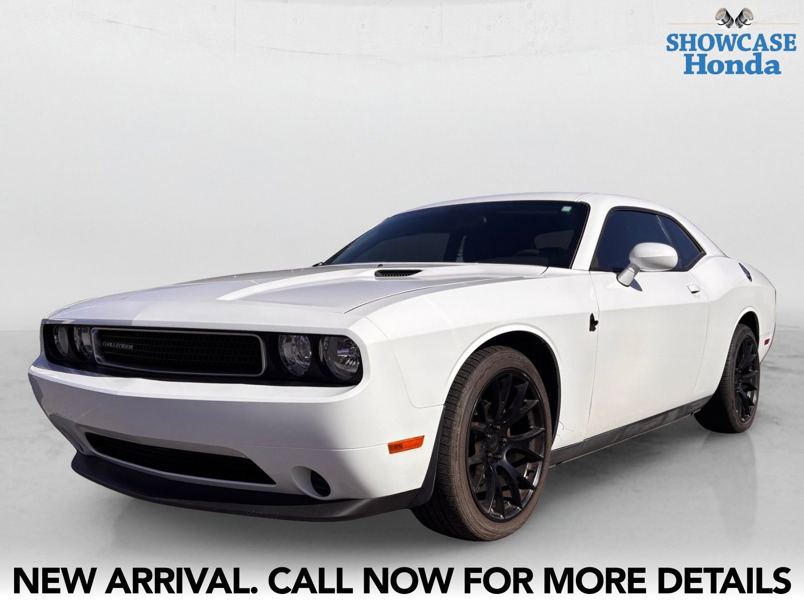 Used 2013 Dodge Challenger SXT RWD image 2