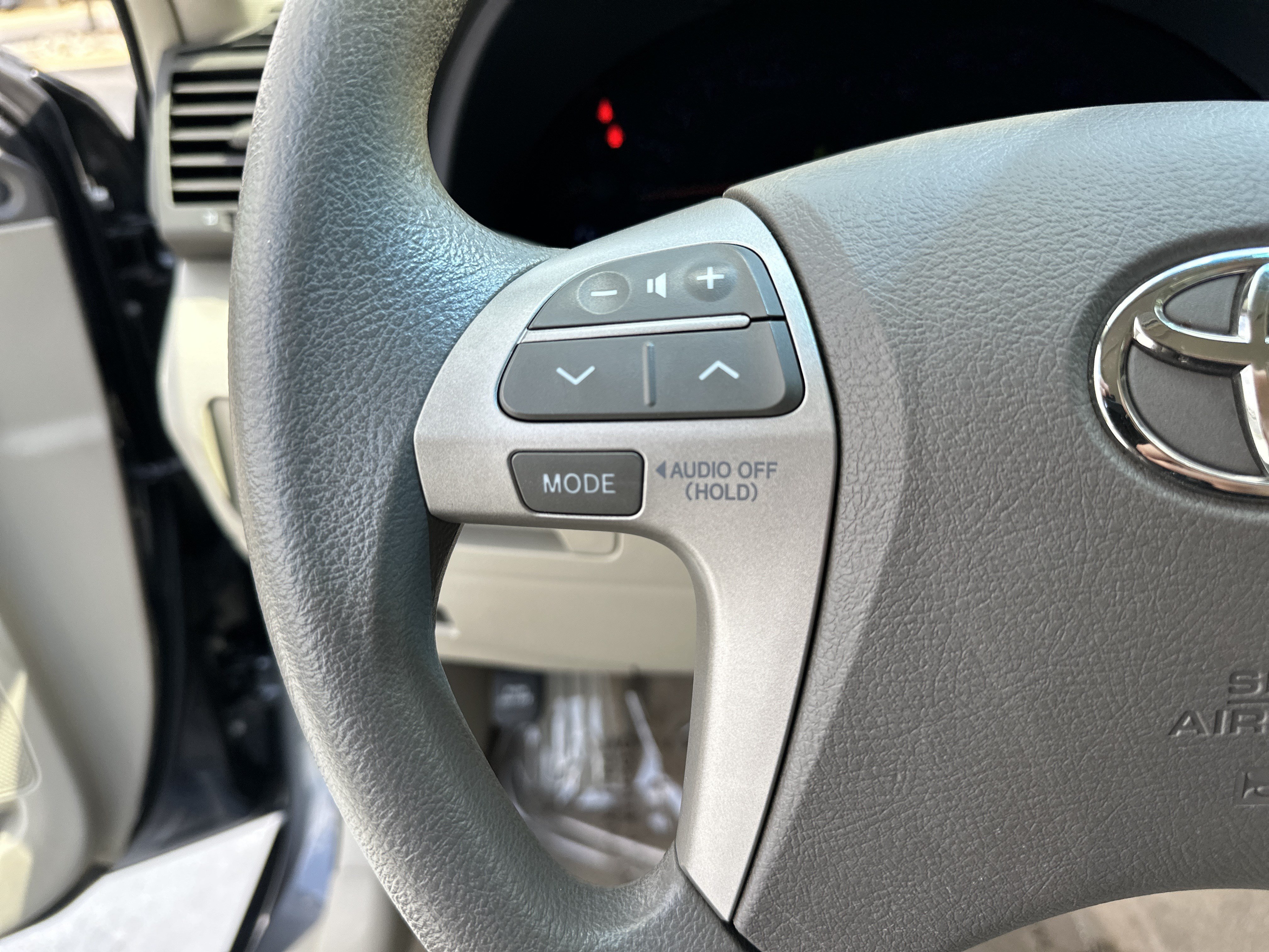 Used 2010 Toyota Camry LE FWD image 19