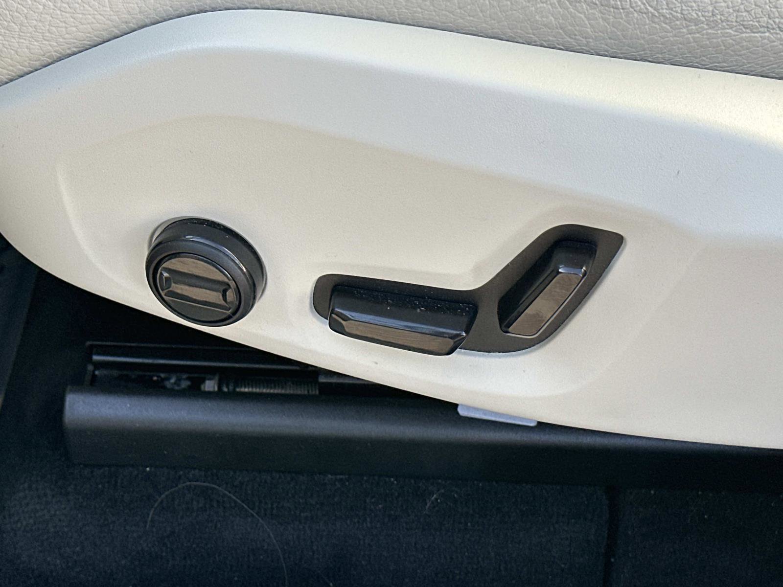 Certified 2021 Volvo XC60 T5 Momentum w/ Premium Package image 19