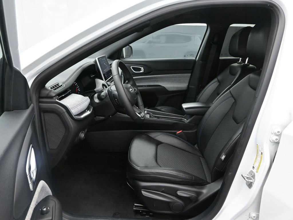 Used 2025 Jeep Compass Latitude image 13