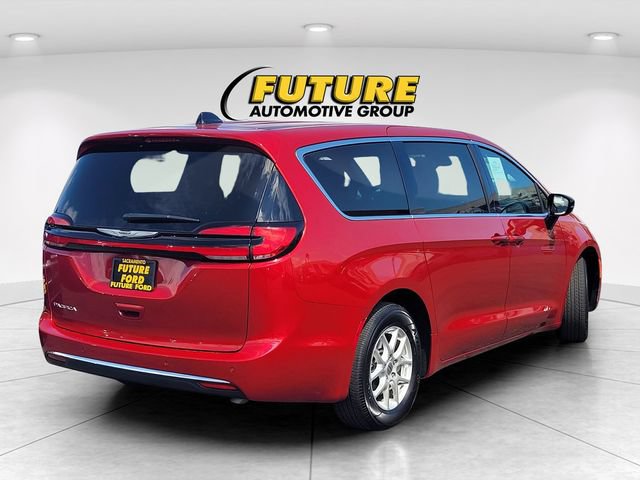 Used 2025 Chrysler Pacifica Select FWD image 4