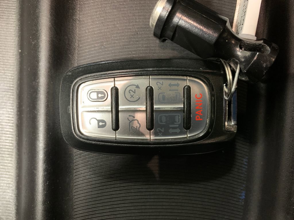 Used 2017 Chrysler Pacifica Touring-L w/ Tire & Wheel Group image 32