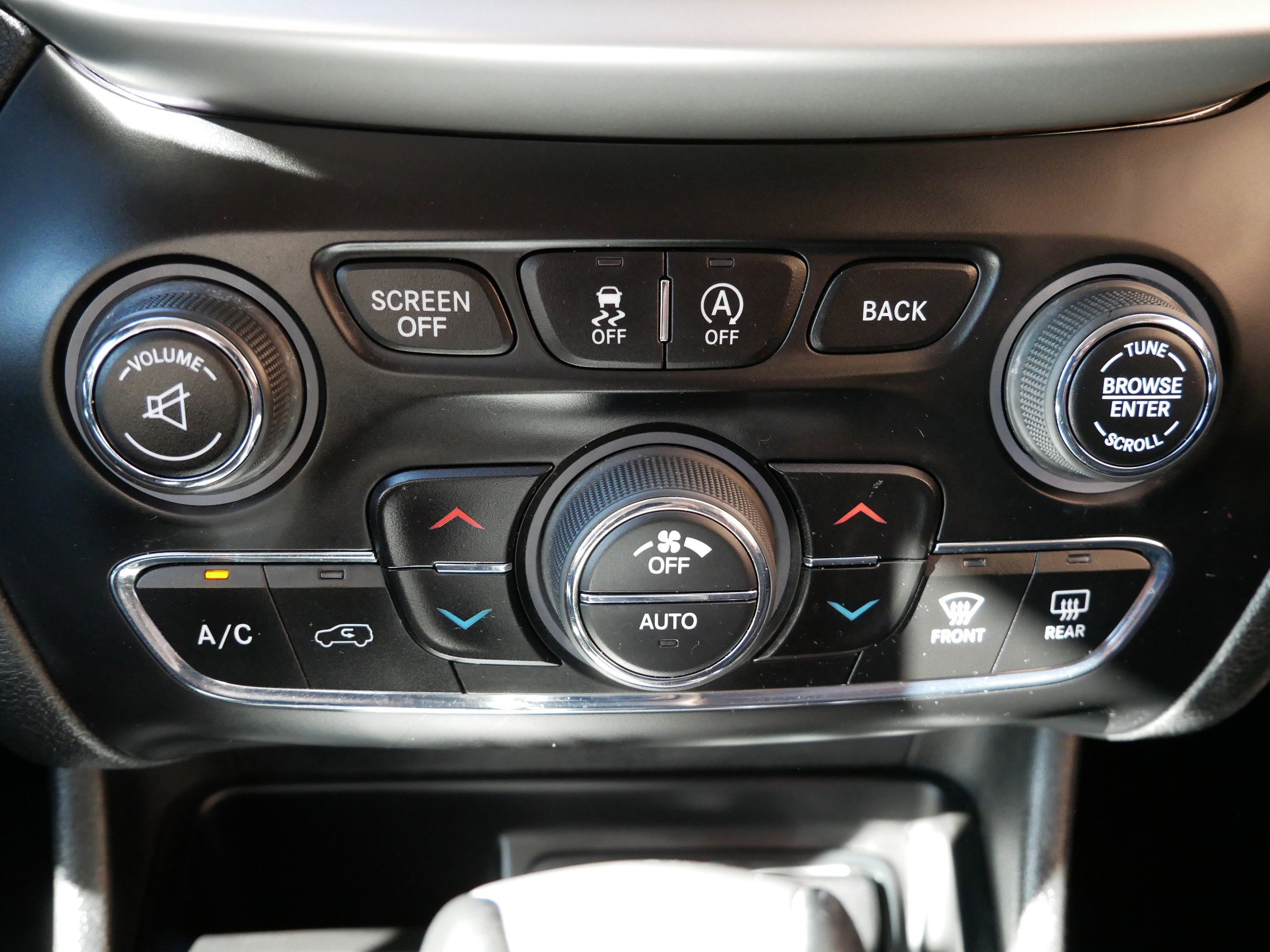 Used 2018 Jeep Cherokee Trailhawk w/ Cold Weather Group image 19