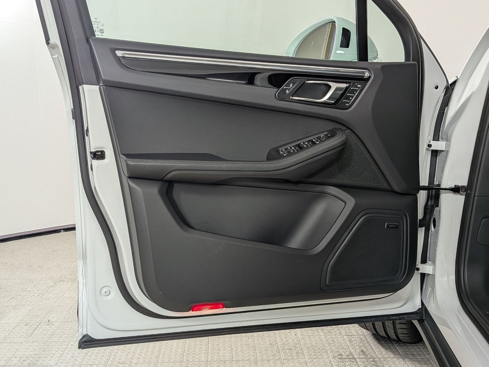 Certified 2025 Porsche Macan Turbo AWD/4WD image 13