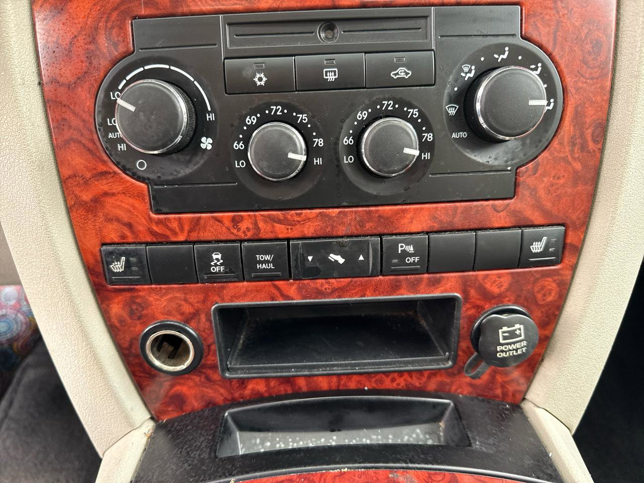 Used 2006 Jeep Commander Limited w/ Trailer Tow Group IV image 9