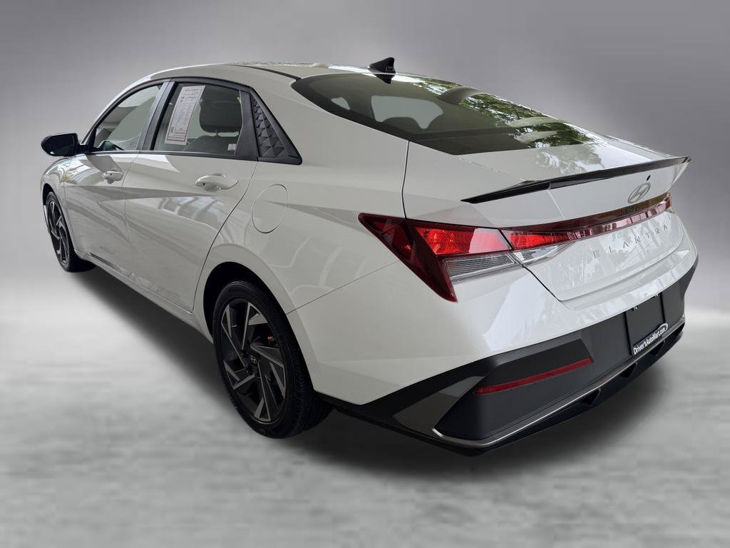 Used 2025 Hyundai Elantra Sport FWD image 4