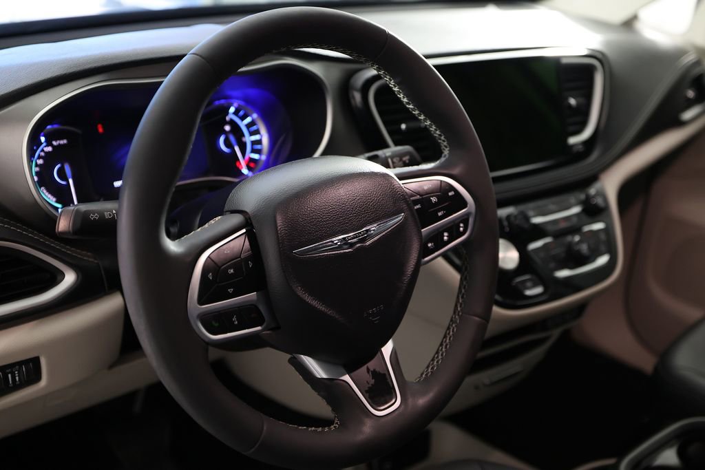 Used 2024 Chrysler Pacifica Select image 19