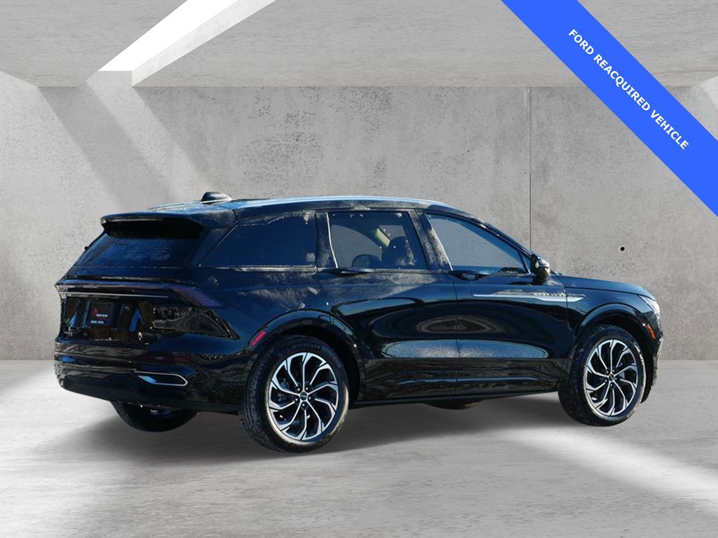 Used 2025 Lincoln Nautilus Reserve image 3