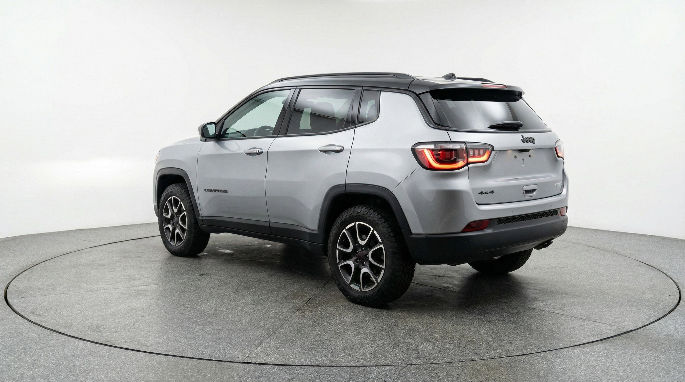 Used 2025 Jeep Compass Trailhawk image 6