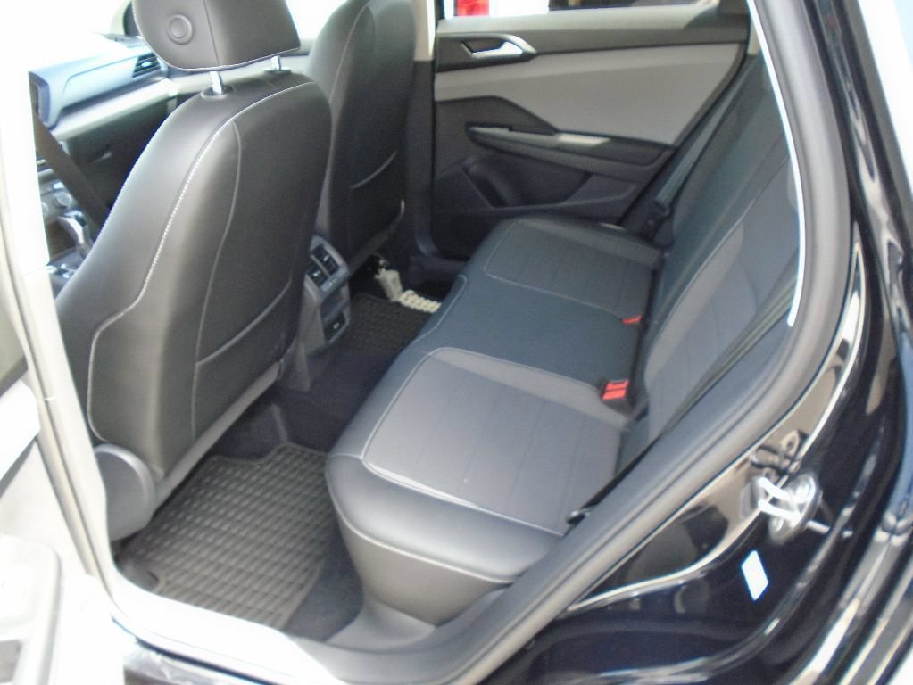Used 2022 Volkswagen Taos SE FWD image 13