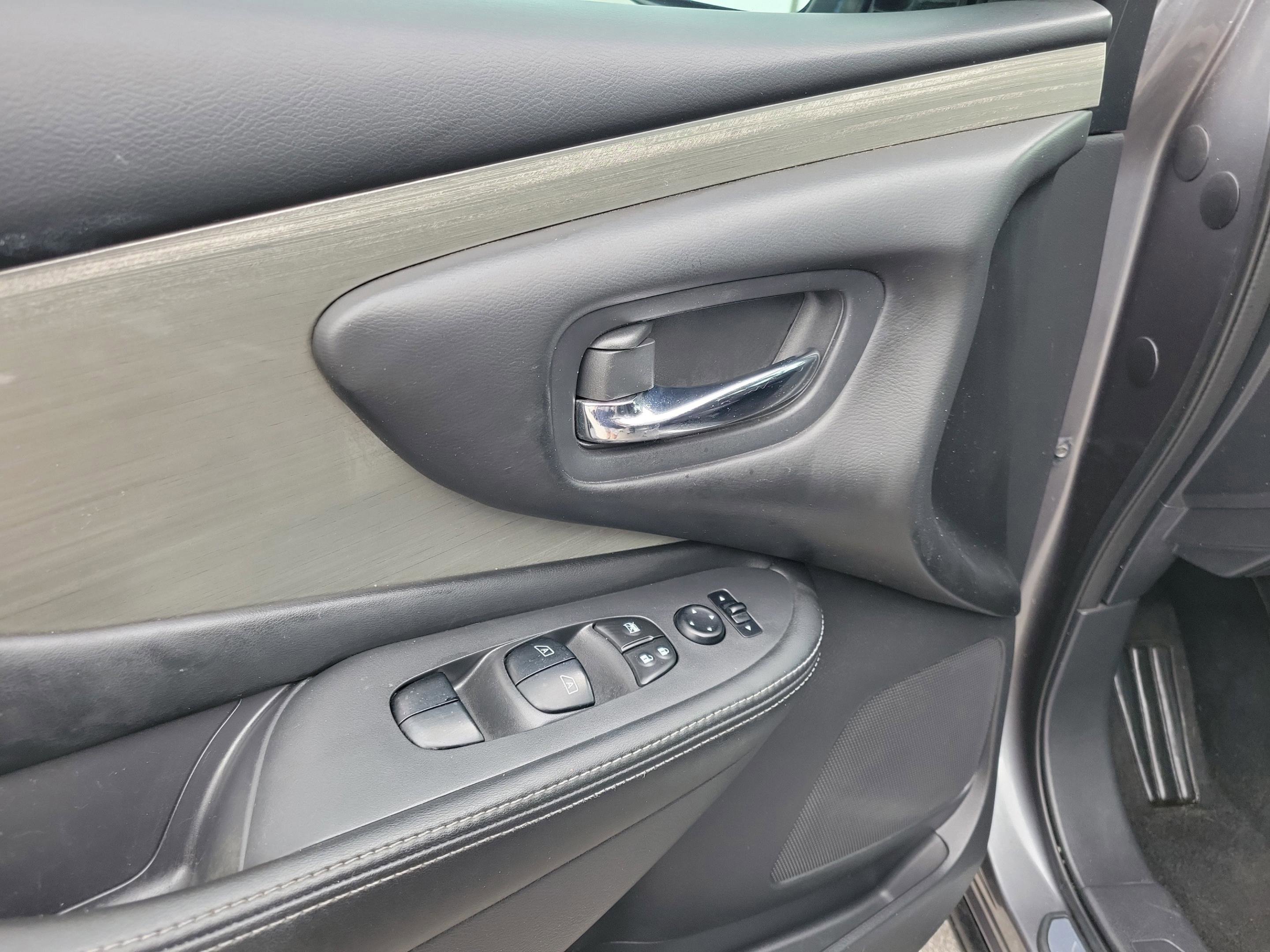 Used 2017 Nissan Murano SV w/ Premium Plus Package image 6