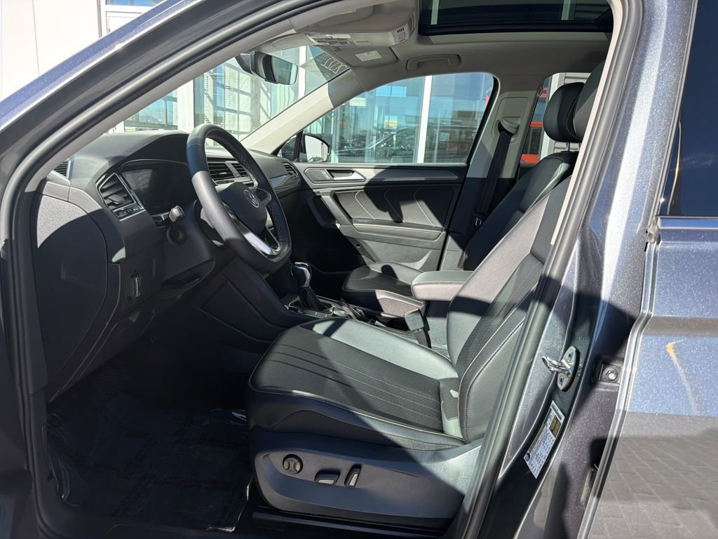 Certified 2022 Volkswagen Tiguan SE w/ Panoramic Sunroof Package image 11