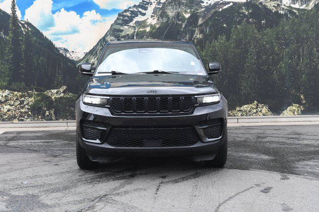 Used 2025 Jeep Grand Cherokee Altitude AWD/4WD image 5