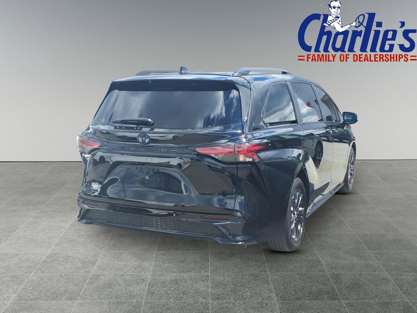 Used 2025 Toyota Sienna XSE w/ XSE Premium Package AWD/4WD image 4