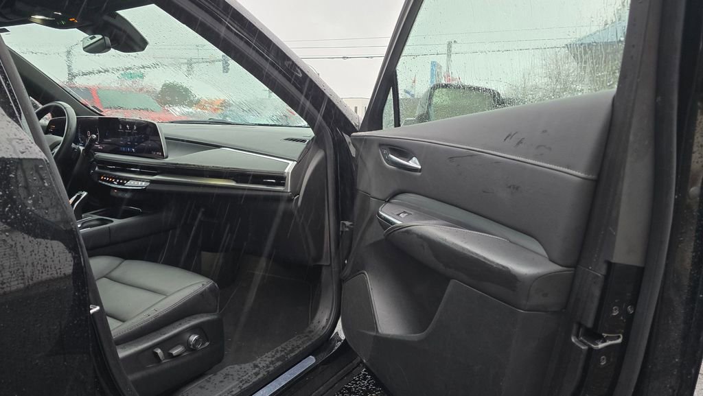 Used 2025 Cadillac XT4 Premium Luxury image 10