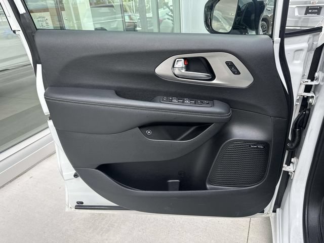 Used 2023 Chrysler Pacifica Limited w/ Uconnect Theater Family Group FWD image 45