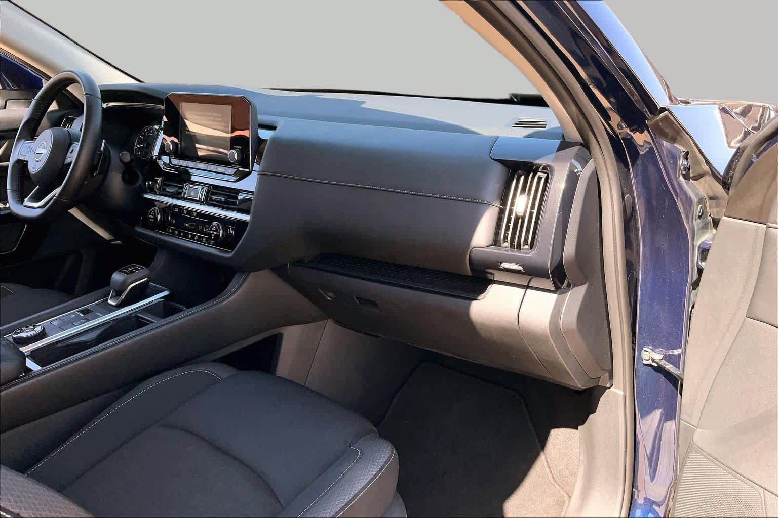 Used 2025 Nissan Pathfinder SV AWD/4WD image 16