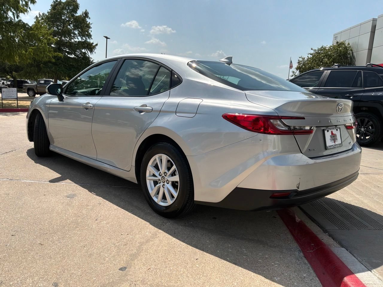 Used 2025 Toyota Camry LE FWD image 8