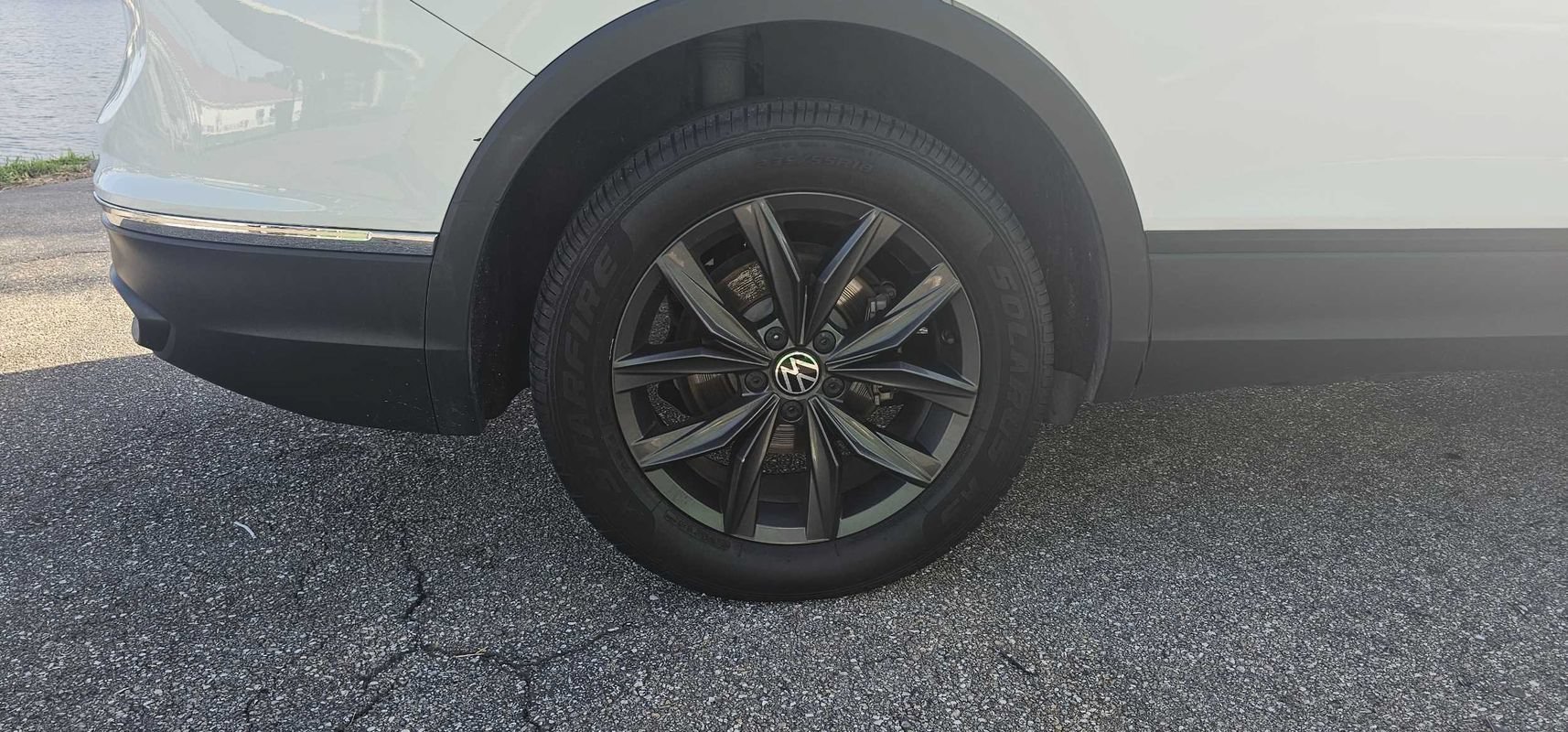 Used 2024 Volkswagen Tiguan SE w/ Panoramic Sunroof Package FWD image 11