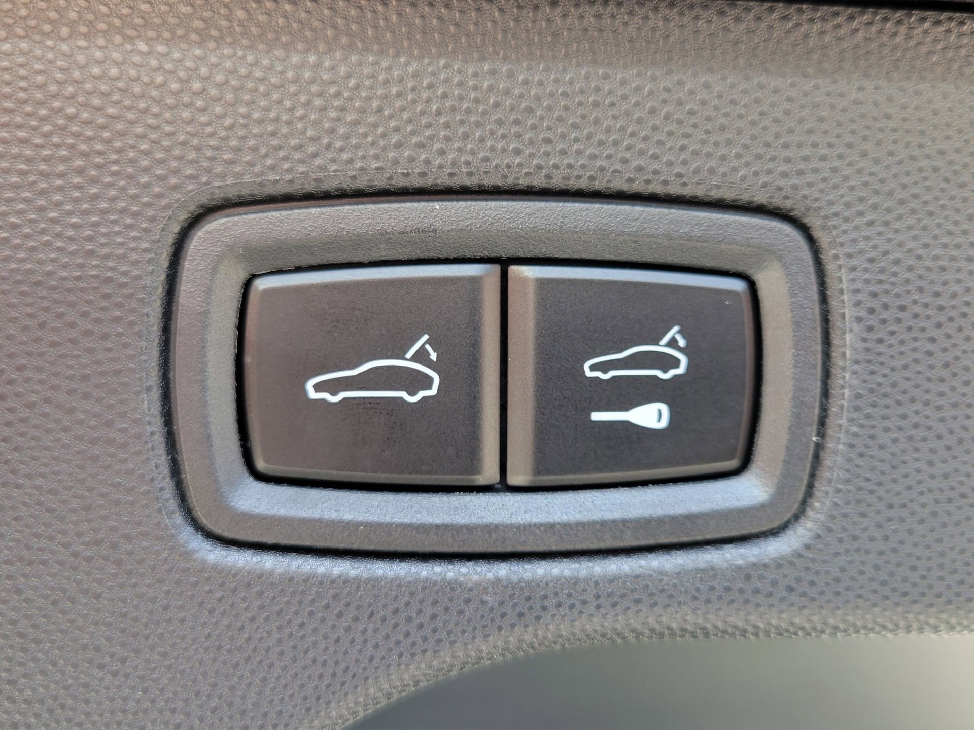 Used 2025 Porsche Macan Electric image 32