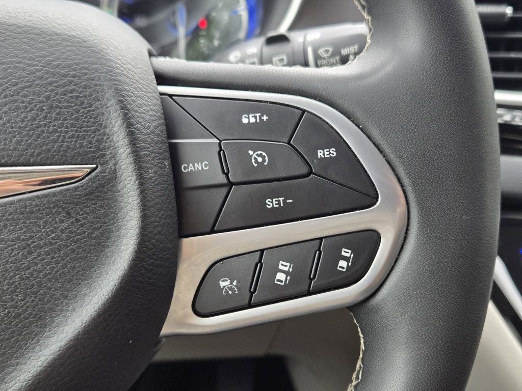 Used 2023 Chrysler Pacifica Touring-L FWD image 28