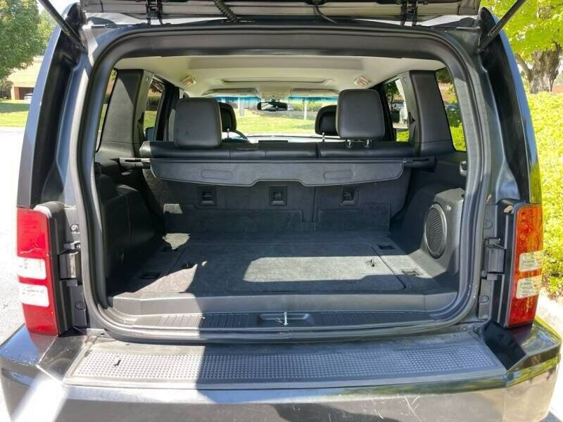 Used 2010 Jeep Liberty Limited w/ Tire & Wheel Group RWD image 12