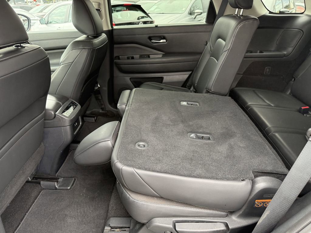 Used 2025 Nissan Pathfinder SL image 25