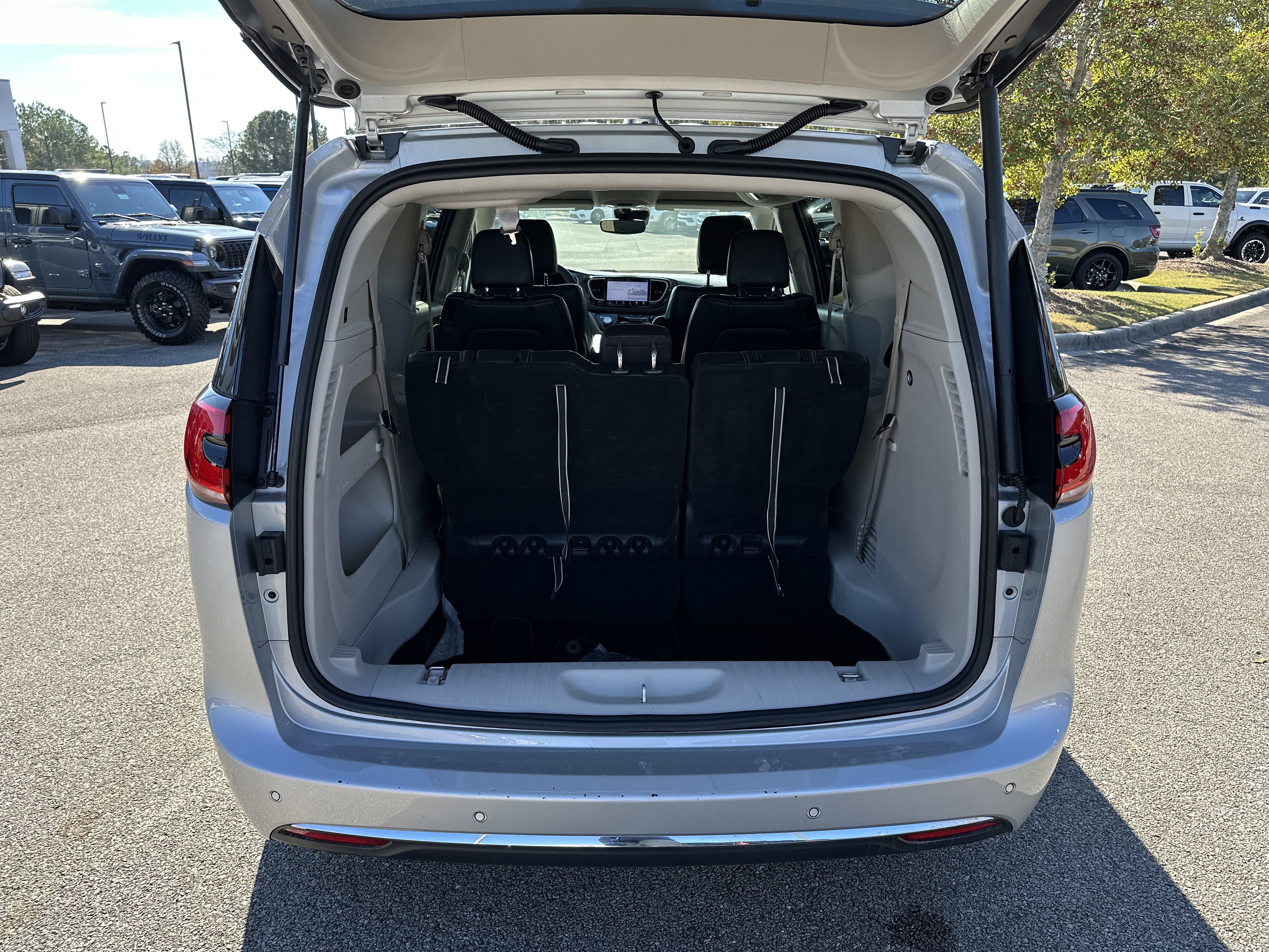 Used 2024 Chrysler Pacifica Touring-L image 20