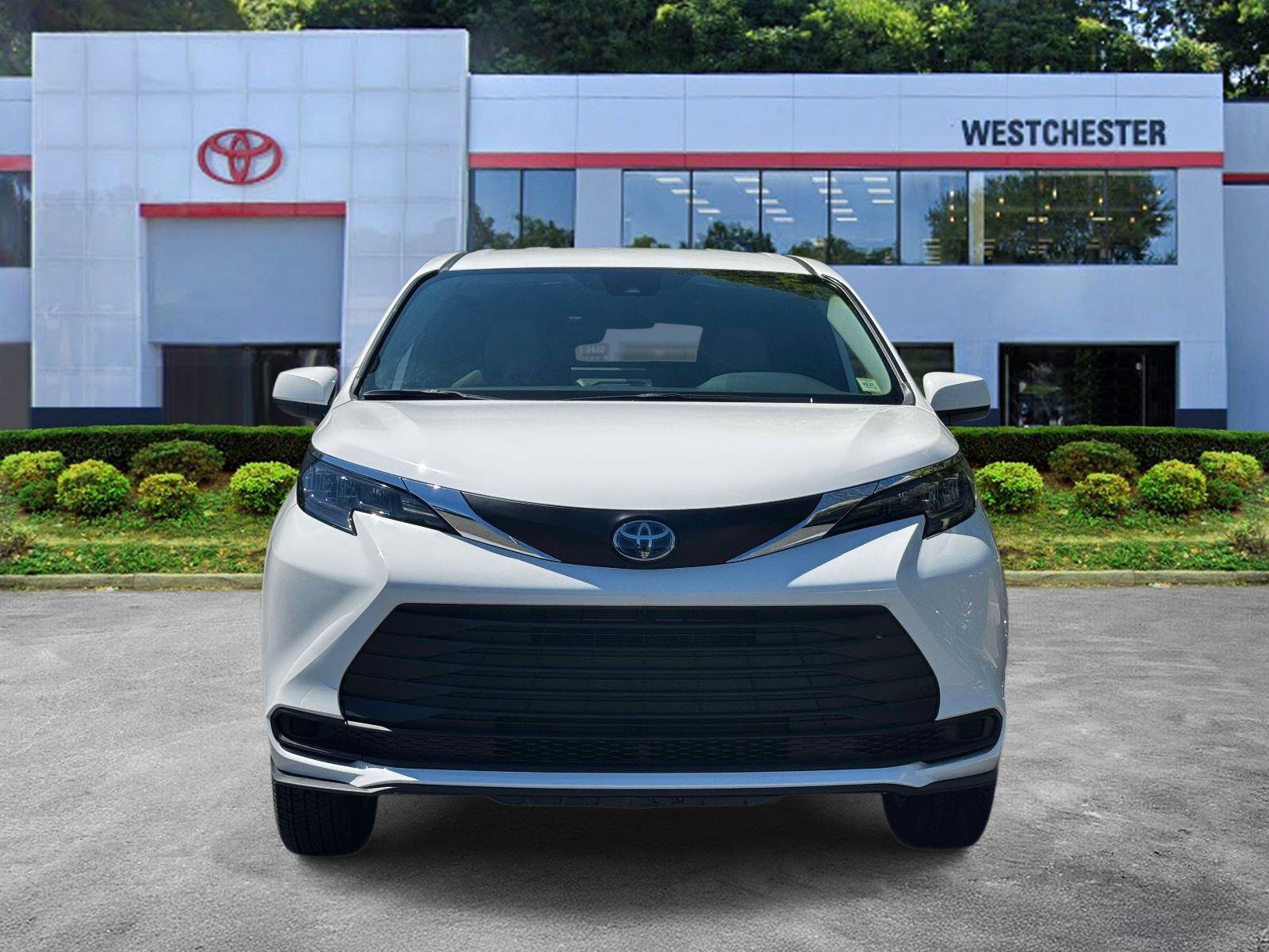 Used 2025 Toyota Sienna LE FWD image 2