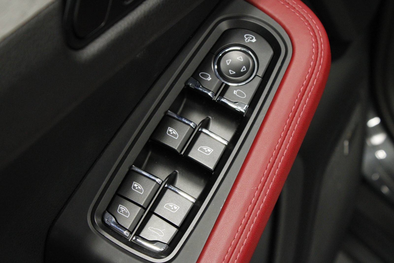 Certified 2025 Porsche Macan AWD/4WD image 24