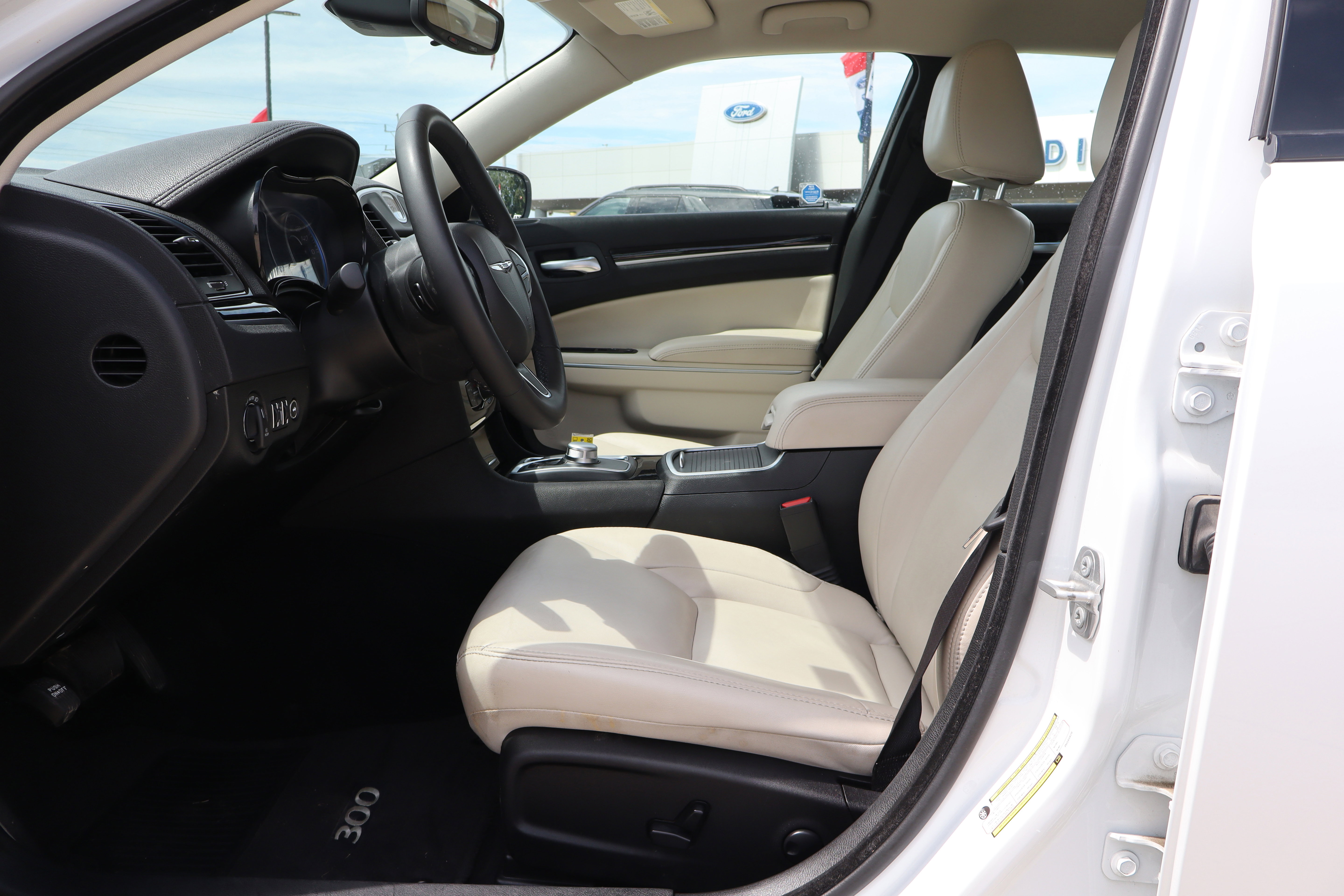 Used 2023 Chrysler 300 Touring L image 10