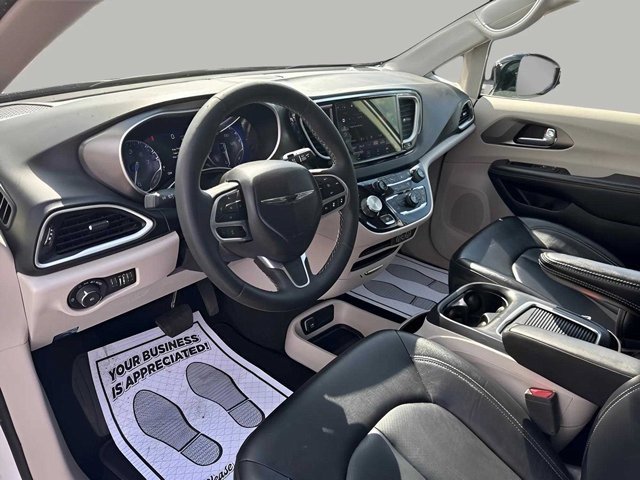 Used 2024 Chrysler Pacifica Touring-L image 6