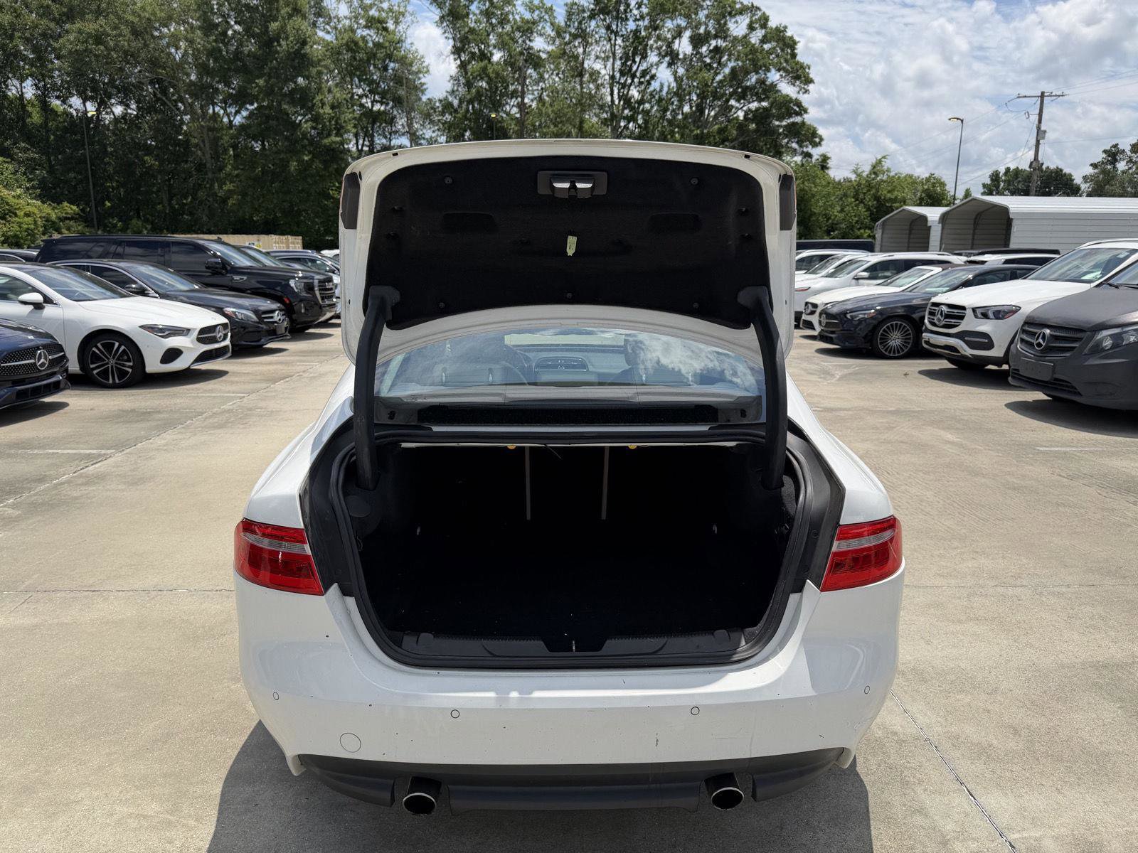 Used 2017 Jaguar XE Premium RWD image 21
