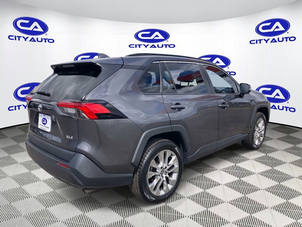 Used 2021 Toyota RAV4 XLE Premium image 3