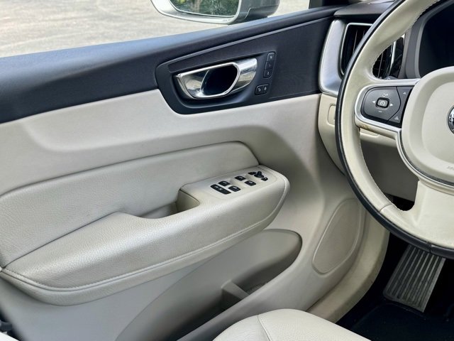 Used 2020 Volvo XC60 T5 Momentum w/ Protection Package Premier image 21