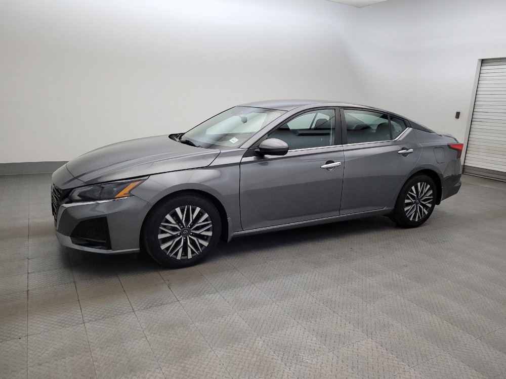 Used 2023 Nissan Altima 2.5 SV FWD image 2